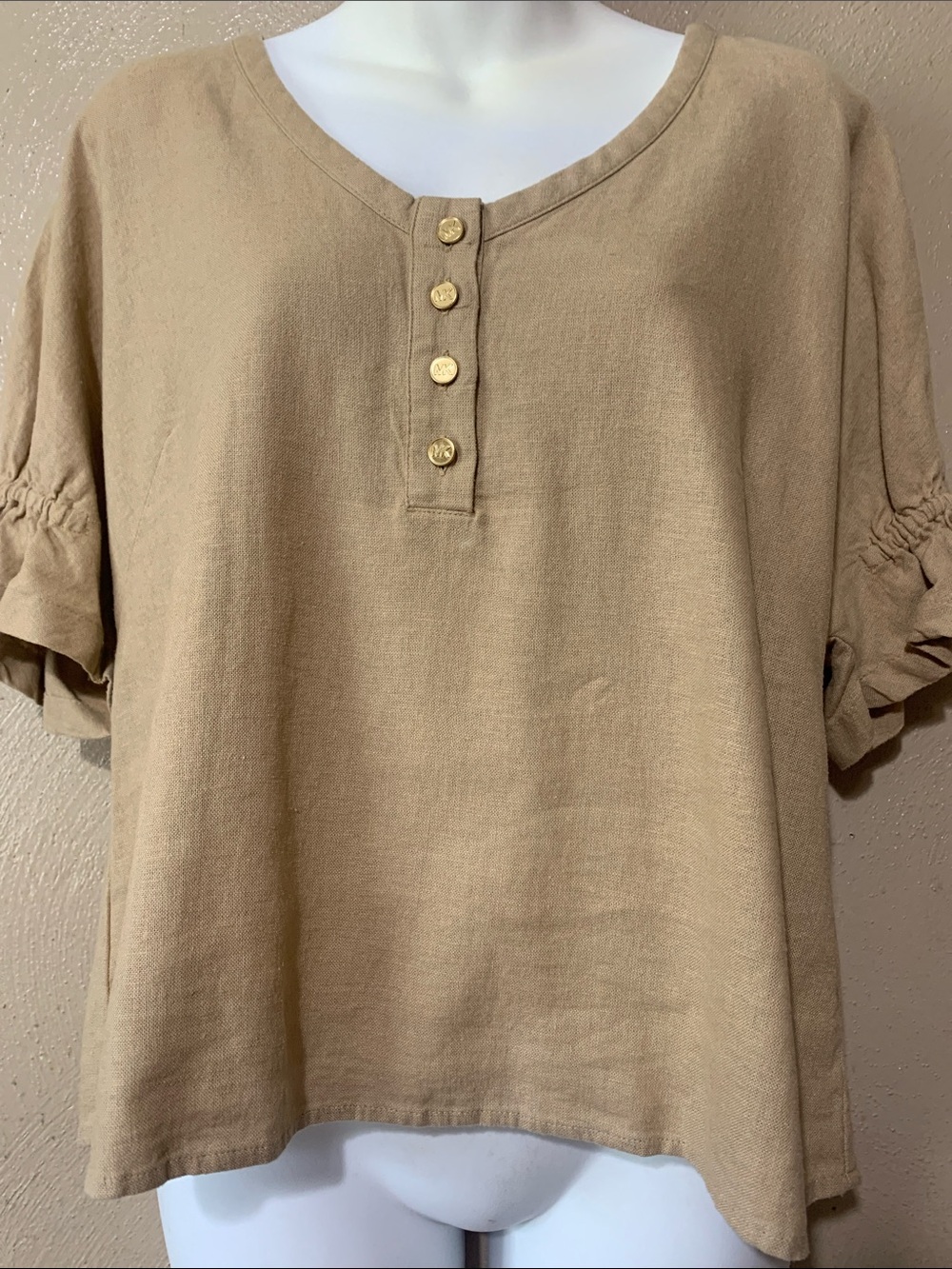 Michael Kors size M Beige Short Sleeve Henley with Gold Buttons NWT